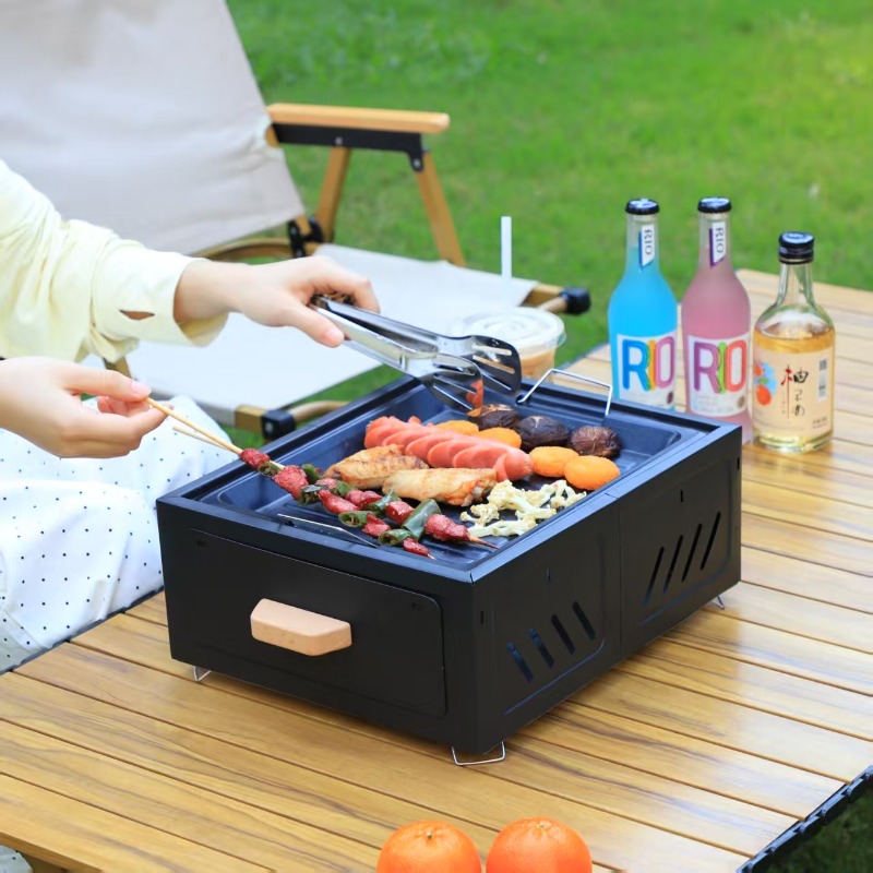 持ち運び可能な炭火焼きグリル。正方形の構造で、屋外でのキャン - Outdoor Camping Stove のレビューと価格