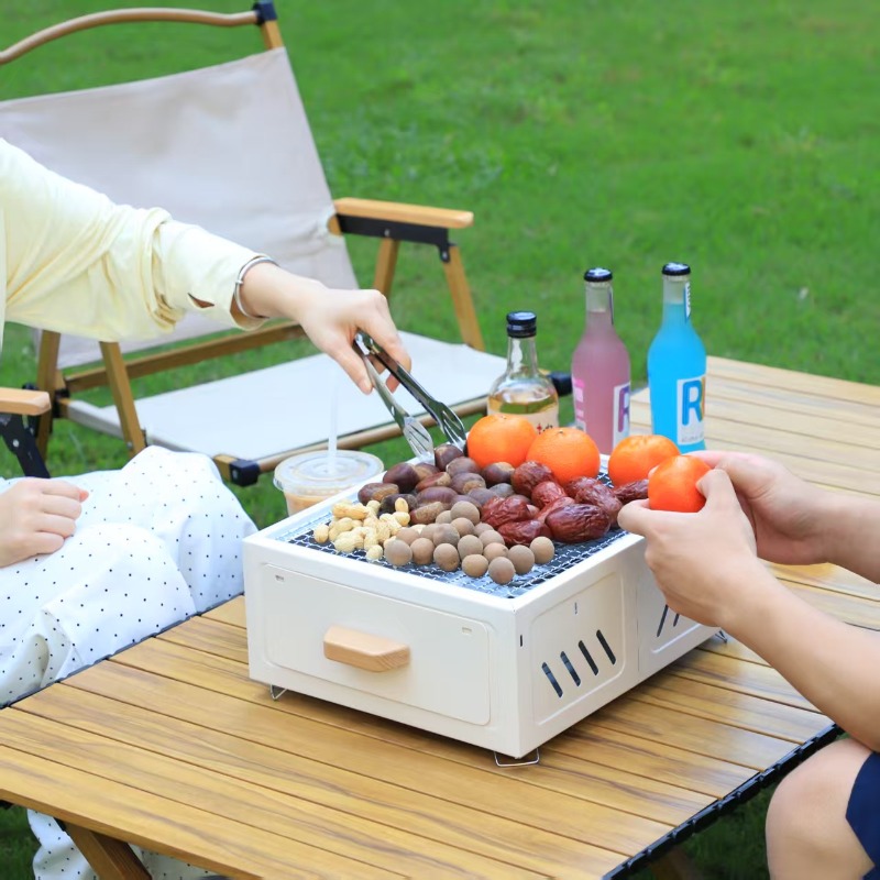 持ち運び可能な炭火焼きグリル。正方形の構造で、屋外でのキャン - Outdoor Camping Stove のレビューと価格